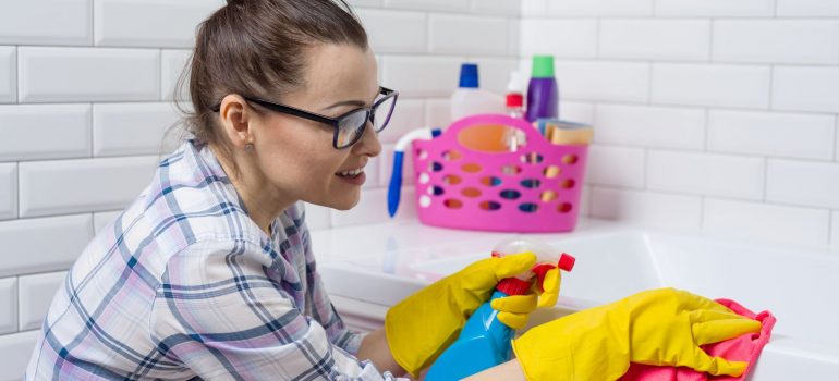 Cleaning Bathtub Jets